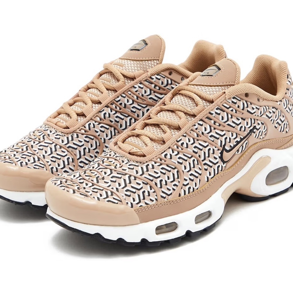 NWOT Nike Air Max 90 United in Victory Limited Edition